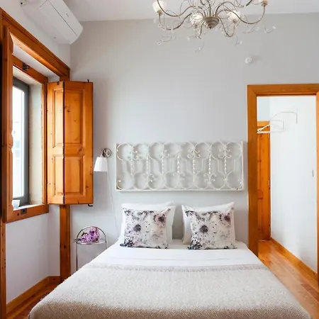 Апартаменты Alfama Terrace With Authentic Xviii Tiles And Historic Notes 3 Bedrooms & 2 Bathrooms Ac