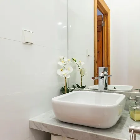 Alfama Terrace With Authentic Xviii Tiles And Historic Notes 3 Bedrooms & 2 Bathrooms Ac Апартаменты Лиссабон