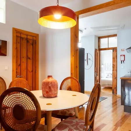 Alfama Terrace With Authentic Xviii Tiles And Historic Notes 3 Bedrooms & 2 Bathrooms Ac Лиссабон