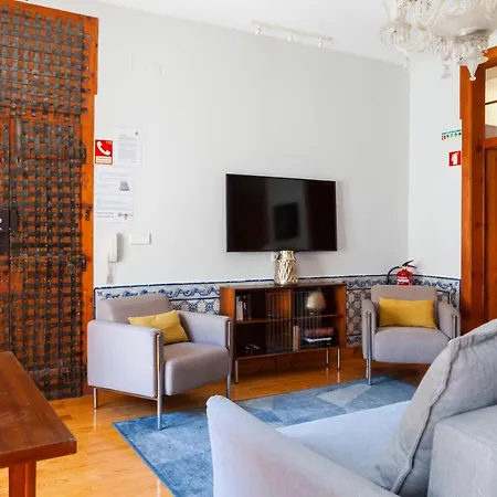 Alfama Terrace With Authentic Xviii Tiles And Historic Notes 3 Bedrooms & 2 Bathrooms Ac Лиссабон