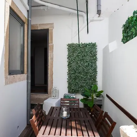 Alfama Terrace With Authentic Xviii Tiles And Historic Notes 3 Bedrooms & 2 Bathrooms Ac Лиссабон