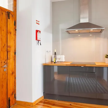 Апартаменты Alfama Terrace With Authentic Xviii Tiles And Historic Notes 3 Bedrooms & 2 Bathrooms Ac *