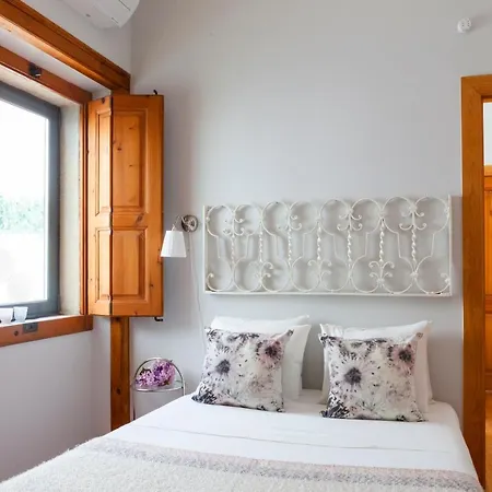Alfama Terrace With Authentic Xviii Tiles And Historic Notes 3 Bedrooms & 2 Bathrooms Ac * Лиссабон