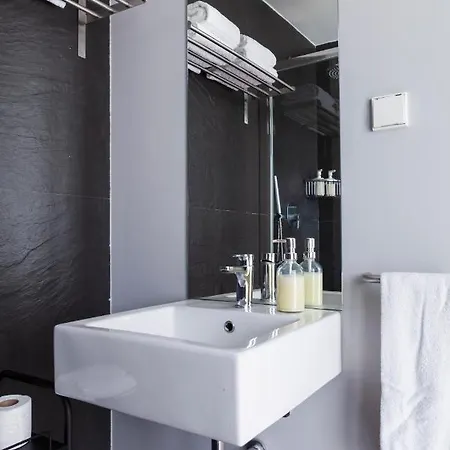 Alfama Terrace With Authentic Xviii Tiles And Historic Notes 3 Bedrooms & 2 Bathrooms Ac Apartment