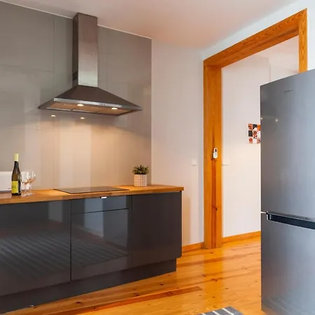 Alfama Terrace With Authentic Xviii Tiles And Historic Notes 3 Bedrooms & 2 Bathrooms Ac Appartement Lissabon