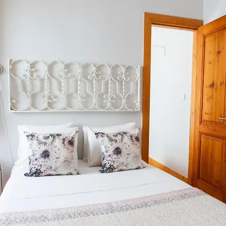 Alfama Terrace With Authentic Xviii Tiles And Historic Notes 3 Bedrooms & 2 Bathrooms Ac Apartment